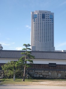広島城の公園の中から写したリーガロイヤルホテル