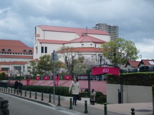 花の道から、劇場の全景