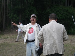 被害の痕跡などを説明する釘子明さん