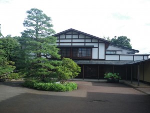 長養館の前景