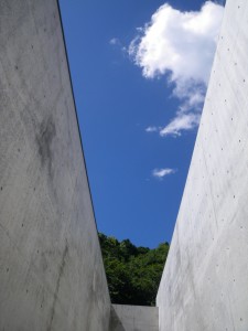 李禹煥美術館の通路から見上げた空